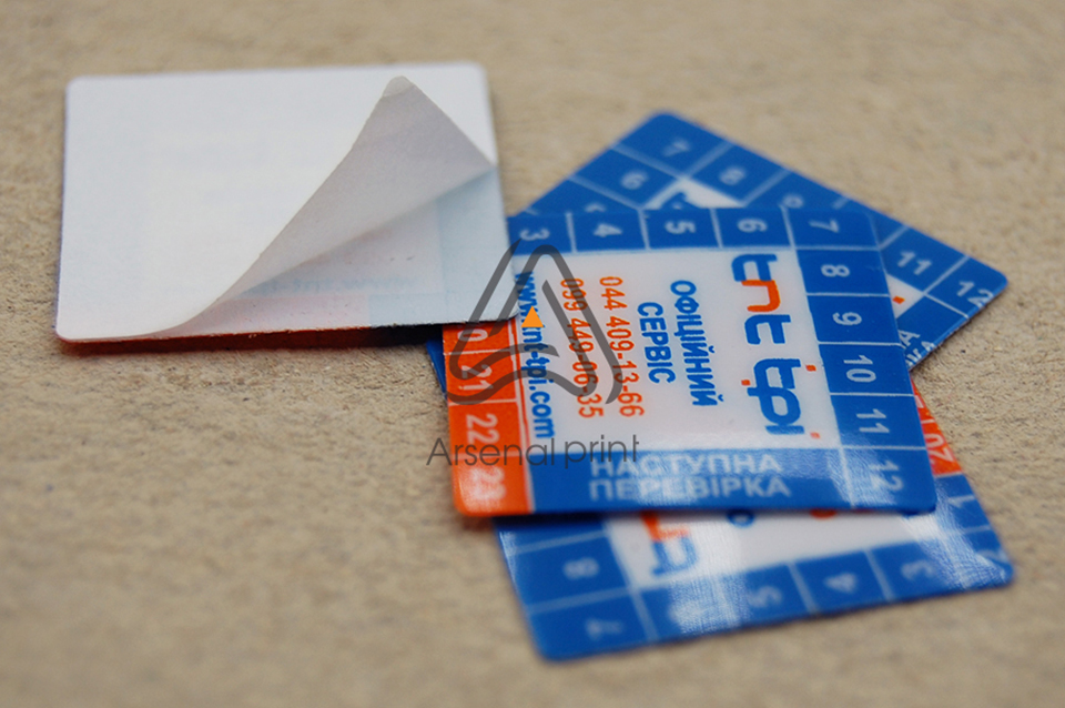 Наліпки на пластику