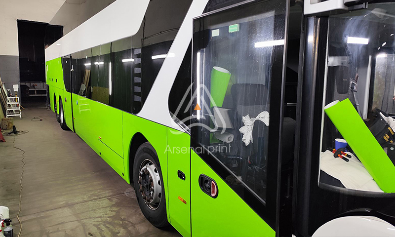Поклейка автобуса плівкою