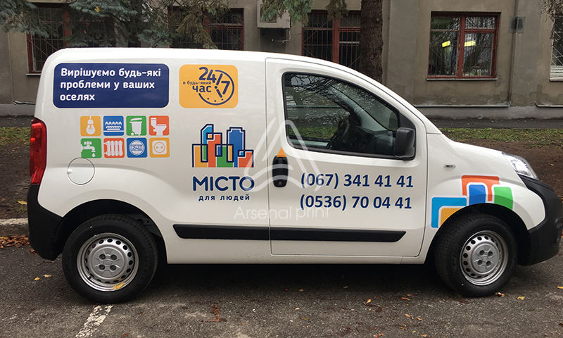 Поклейка логотипа на авто