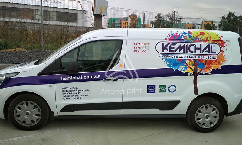 Поклейка наліпок на авто