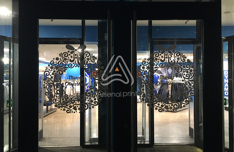 поклейка плівки на двері магазину