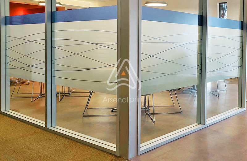 Поклейка офісних перегородок