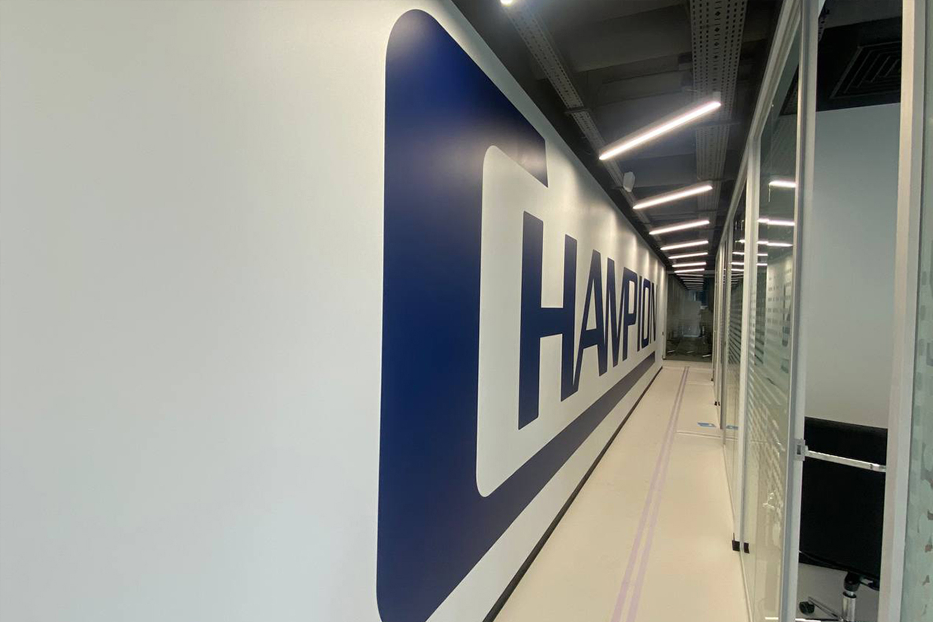 Поклейка офісів