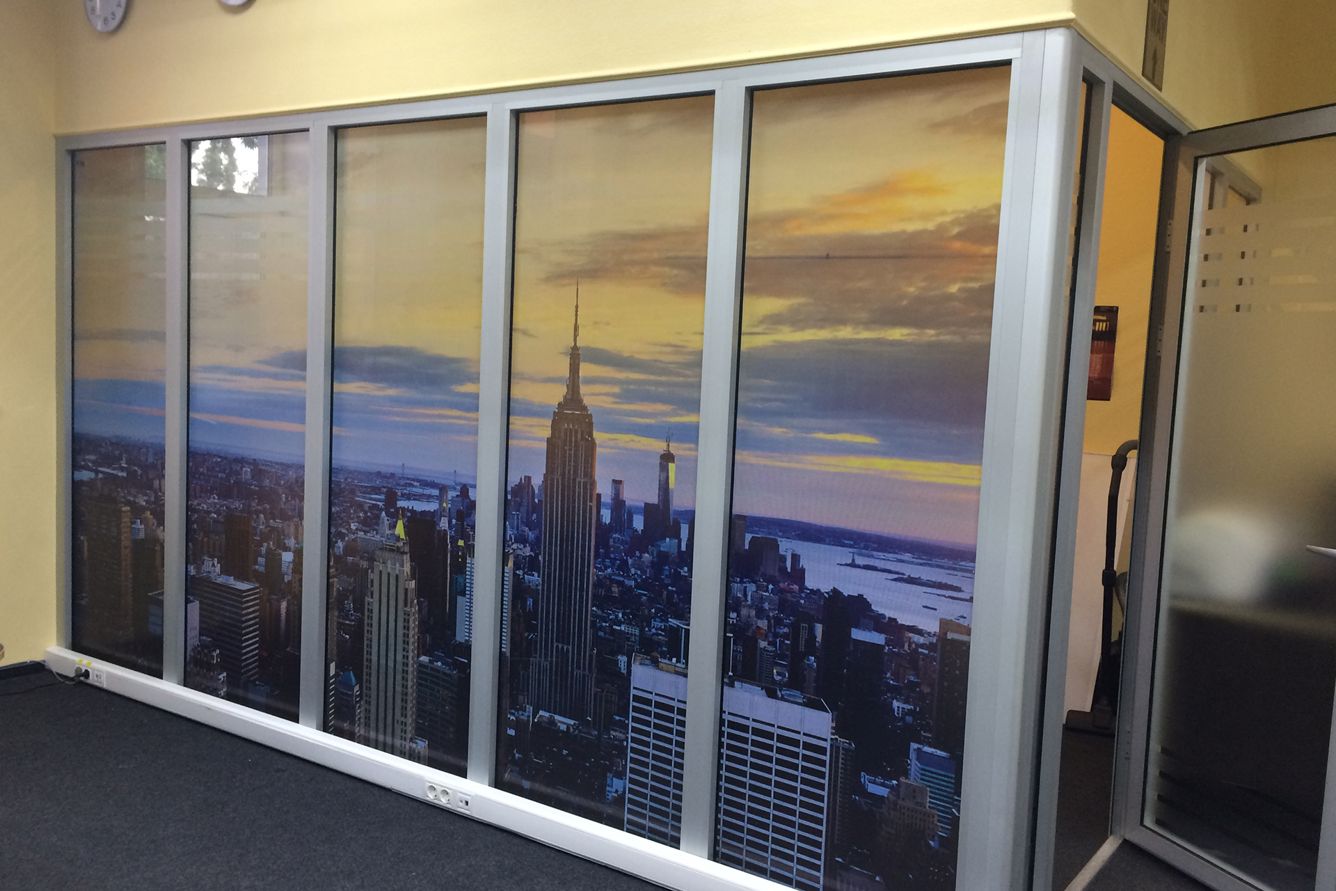 Поклейка офісів