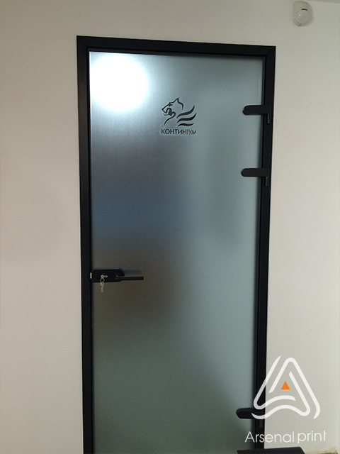 Матування дверей плівкою