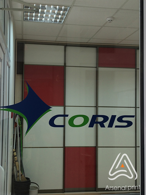 Кольорова оклейка перегородок