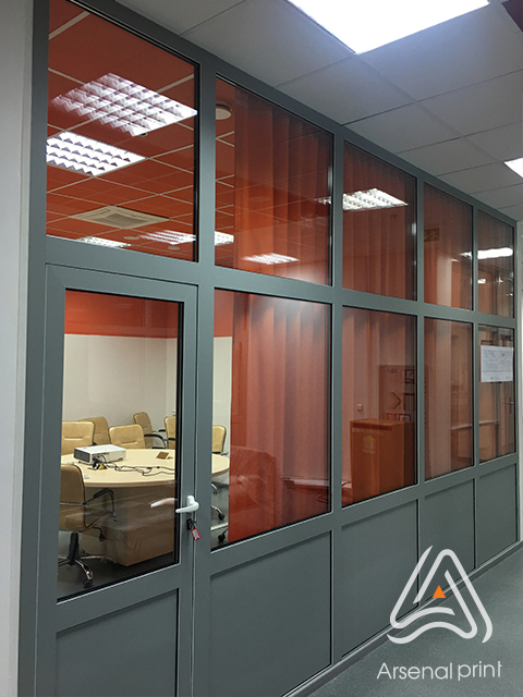 Тонування офісних перегородок