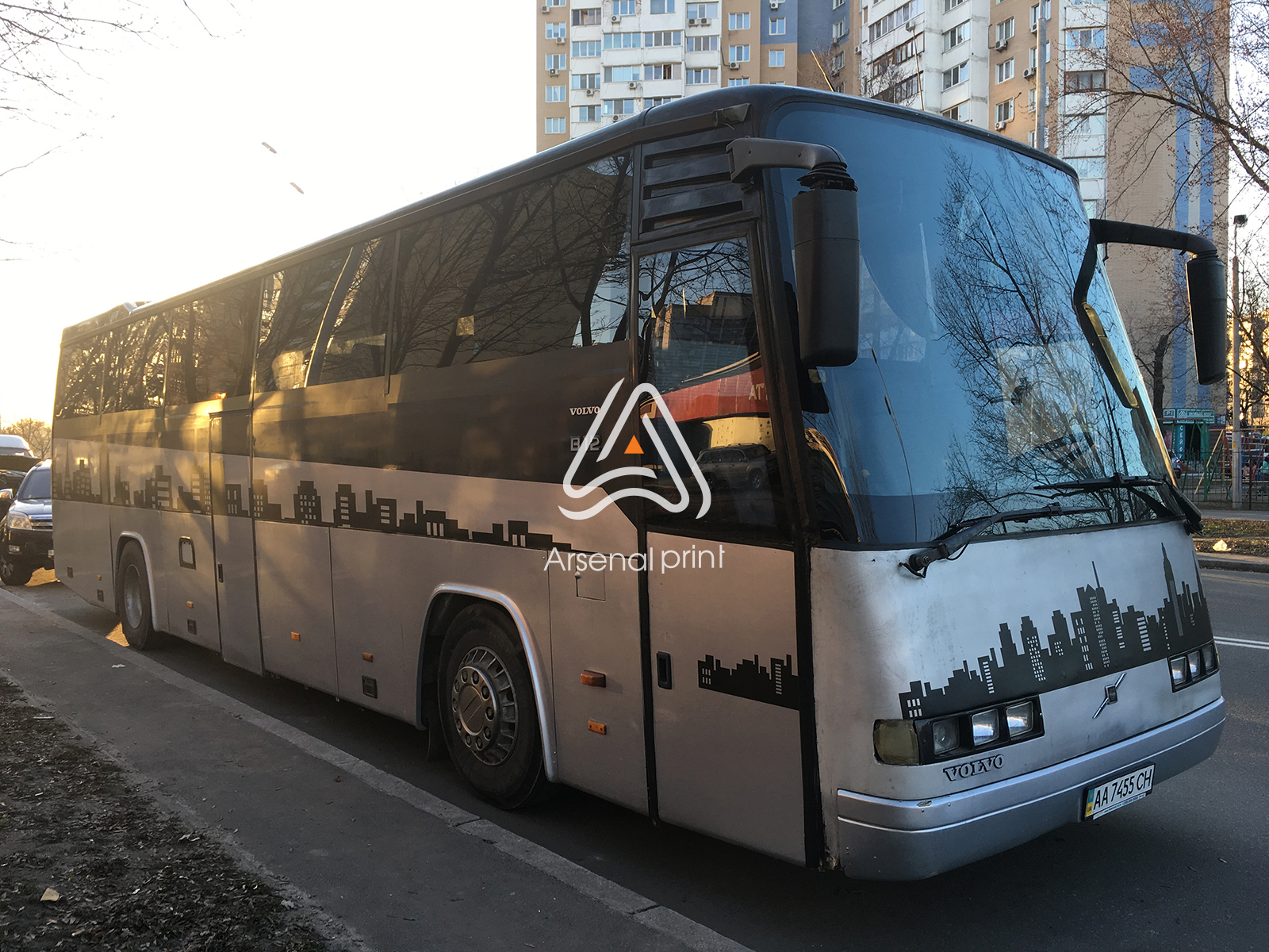 avtobus-okleyka-plenka-brendirovaniye