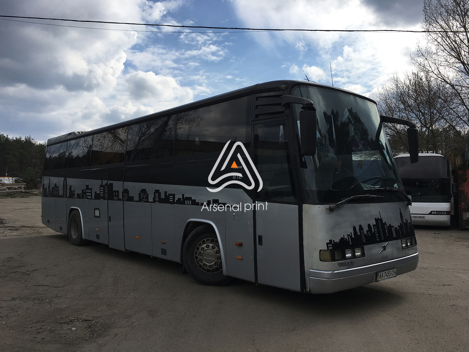 okleyka-plenkoy-avtobusov