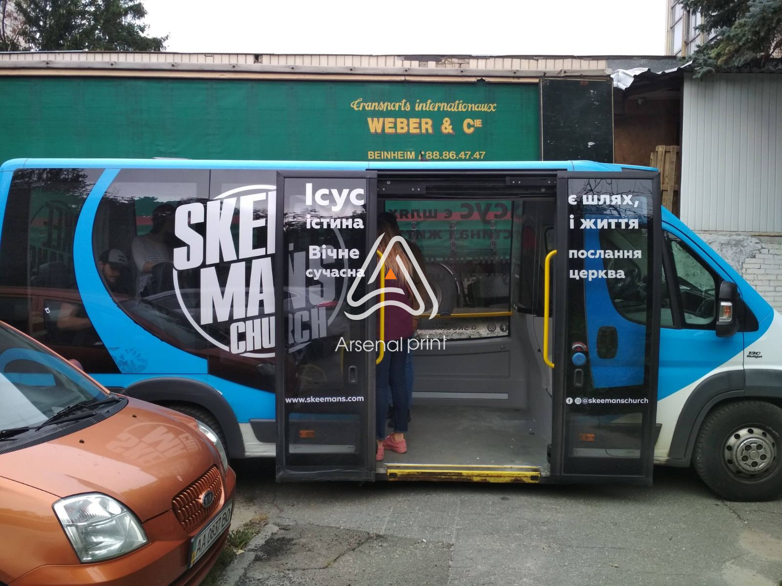 pokleka-okon-plenkoy-avtobus