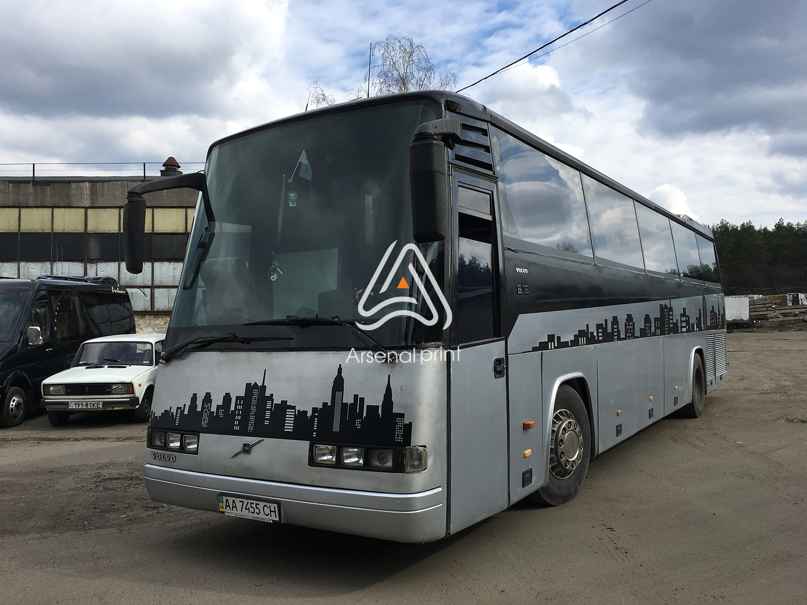 pokleyka-plenkoy-avtobusov