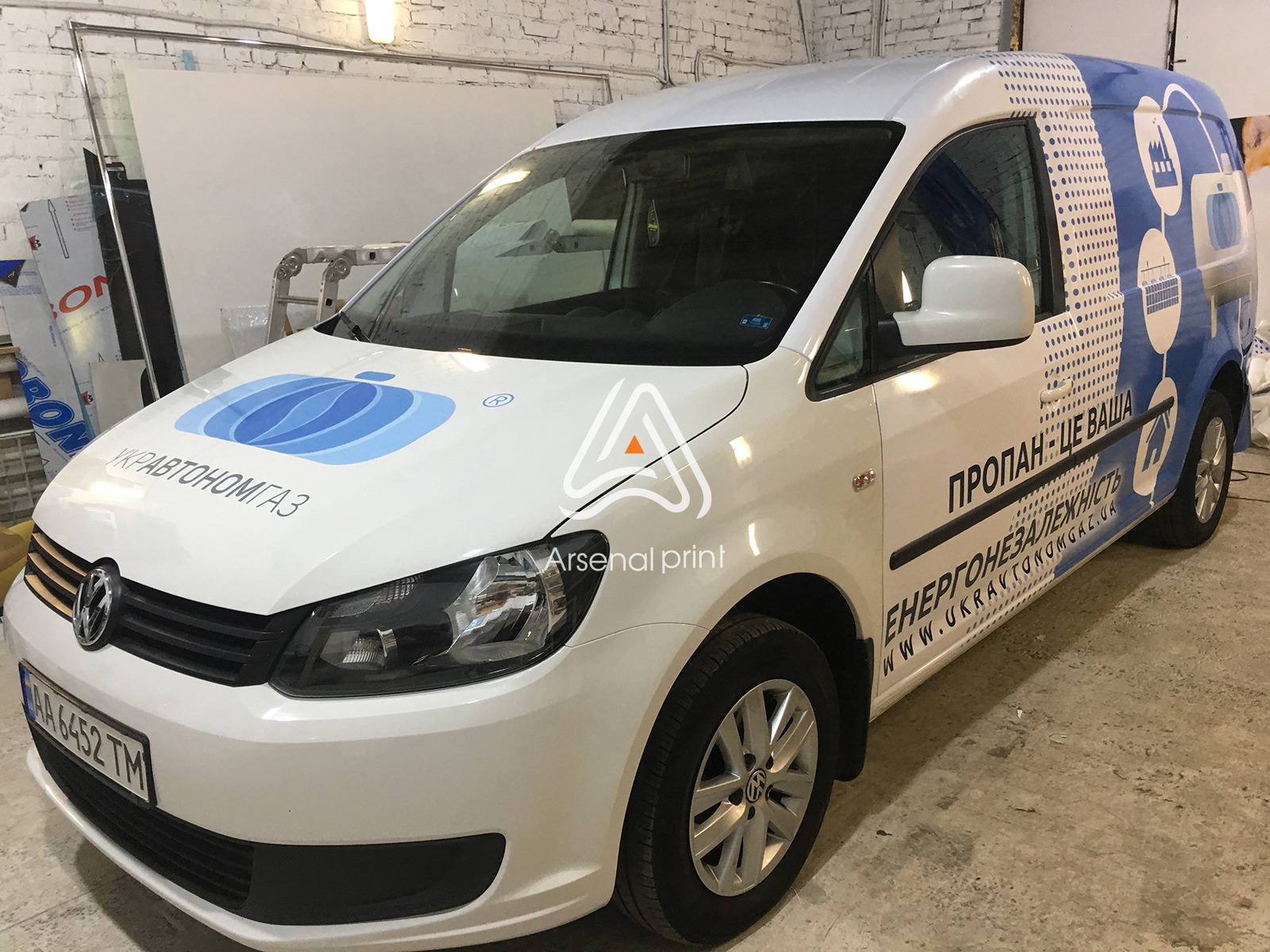 mikroavtobus-zakazat-pokleyku-avto-reklama