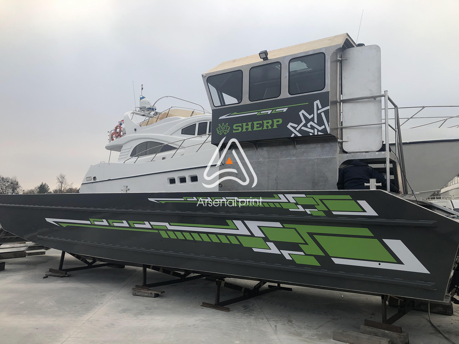 pokleyka-plenkoy-lodki