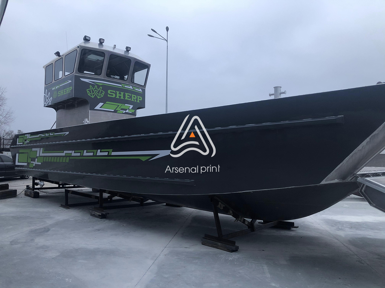 zakleyka-plenkoy-lodki