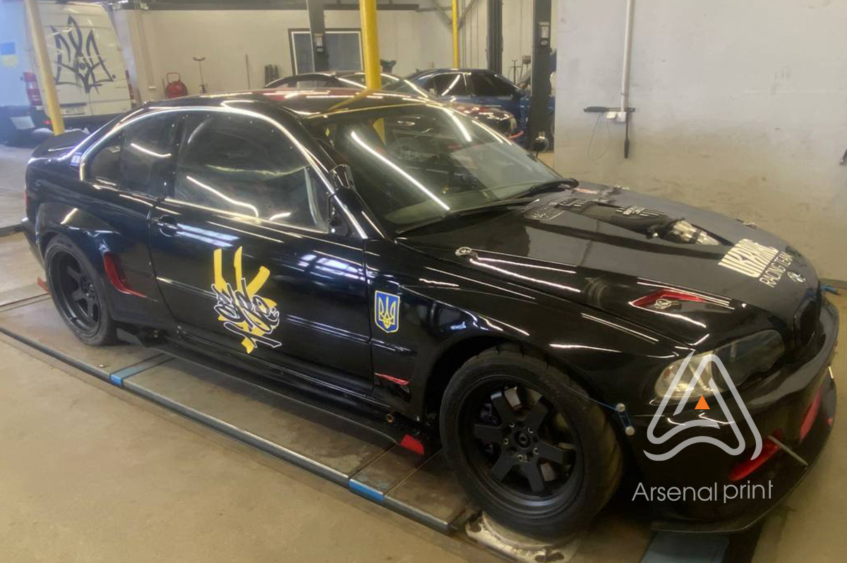 поклейка рекламних наліпок на бмв