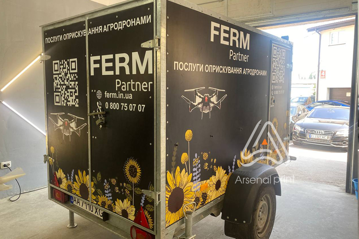 Рекламна поклейка для автомобілі логотипами