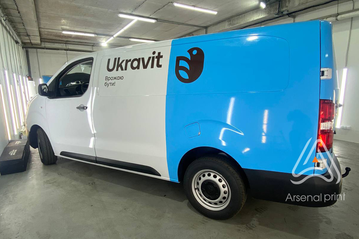 Поклейка кольоровою плівкою авто