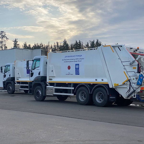 Поклейка наліпок на атомобілі