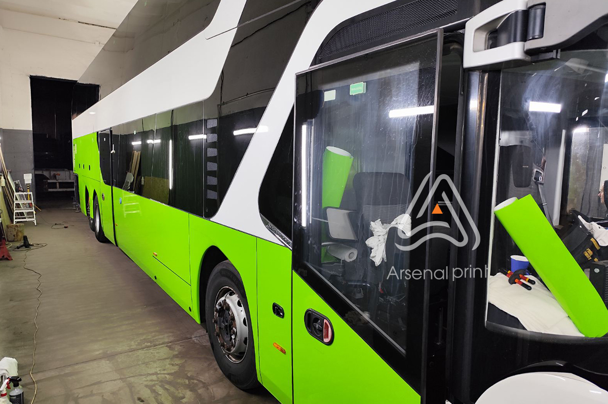 Поклейка реклами на автобус на замовлення