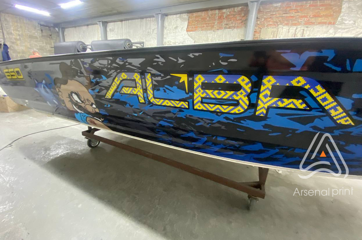 Оклейка лодки вініловою плівкою