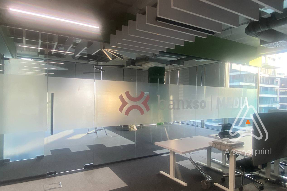 Замовити оклейку офісних перегородок