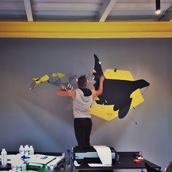 Поклейка логотипа на стіну офіса