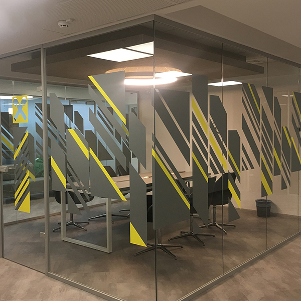 Поклейка офісної переговорної