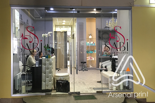 Часткова оклейка на вітрину