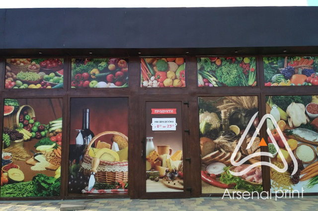 Повна заклейка вітрини магазину