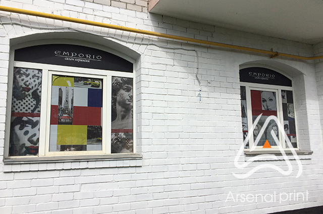 Поклейка вікон в магазині