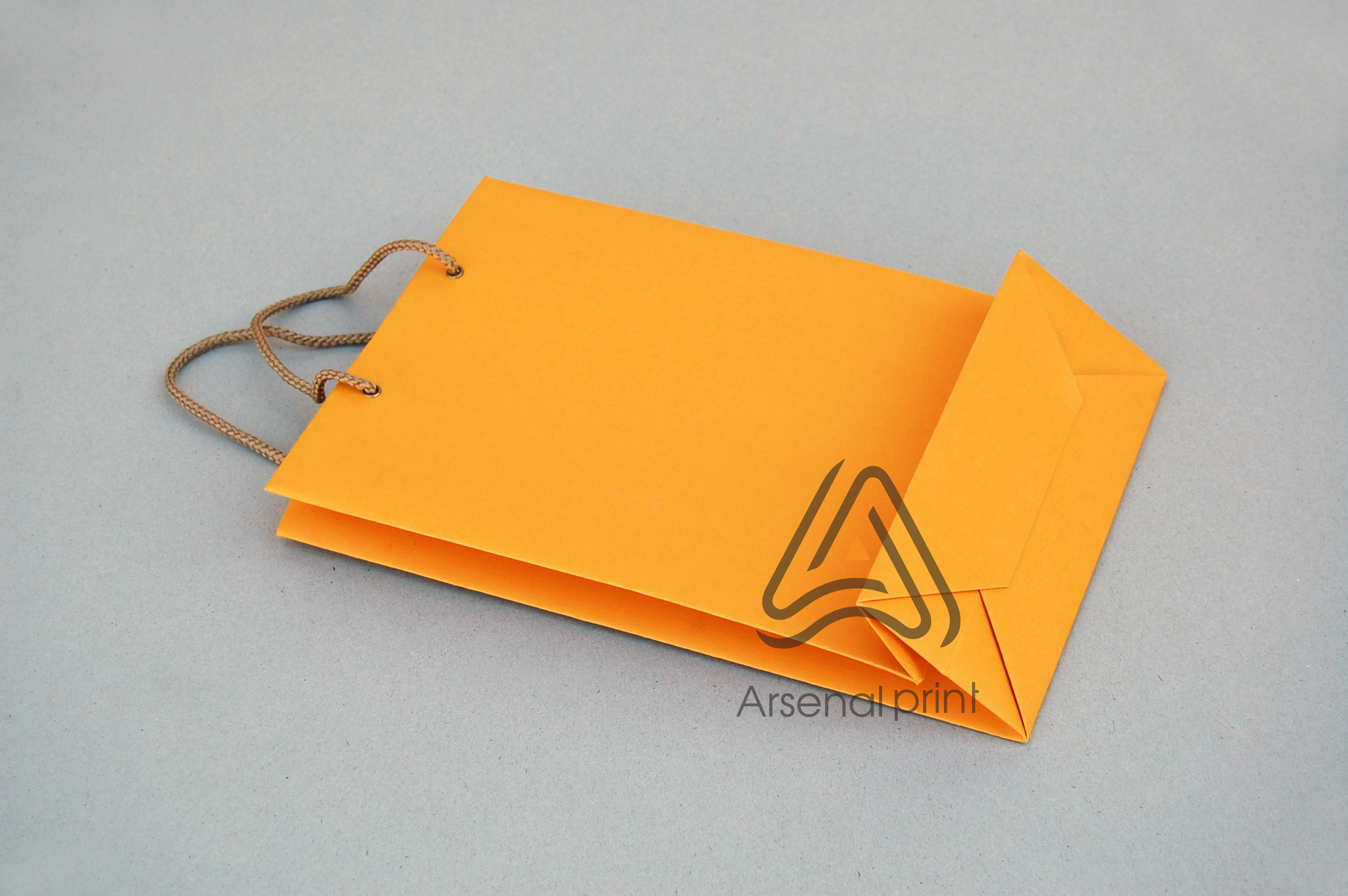 isgotovleniye paketov disanerskiy karton