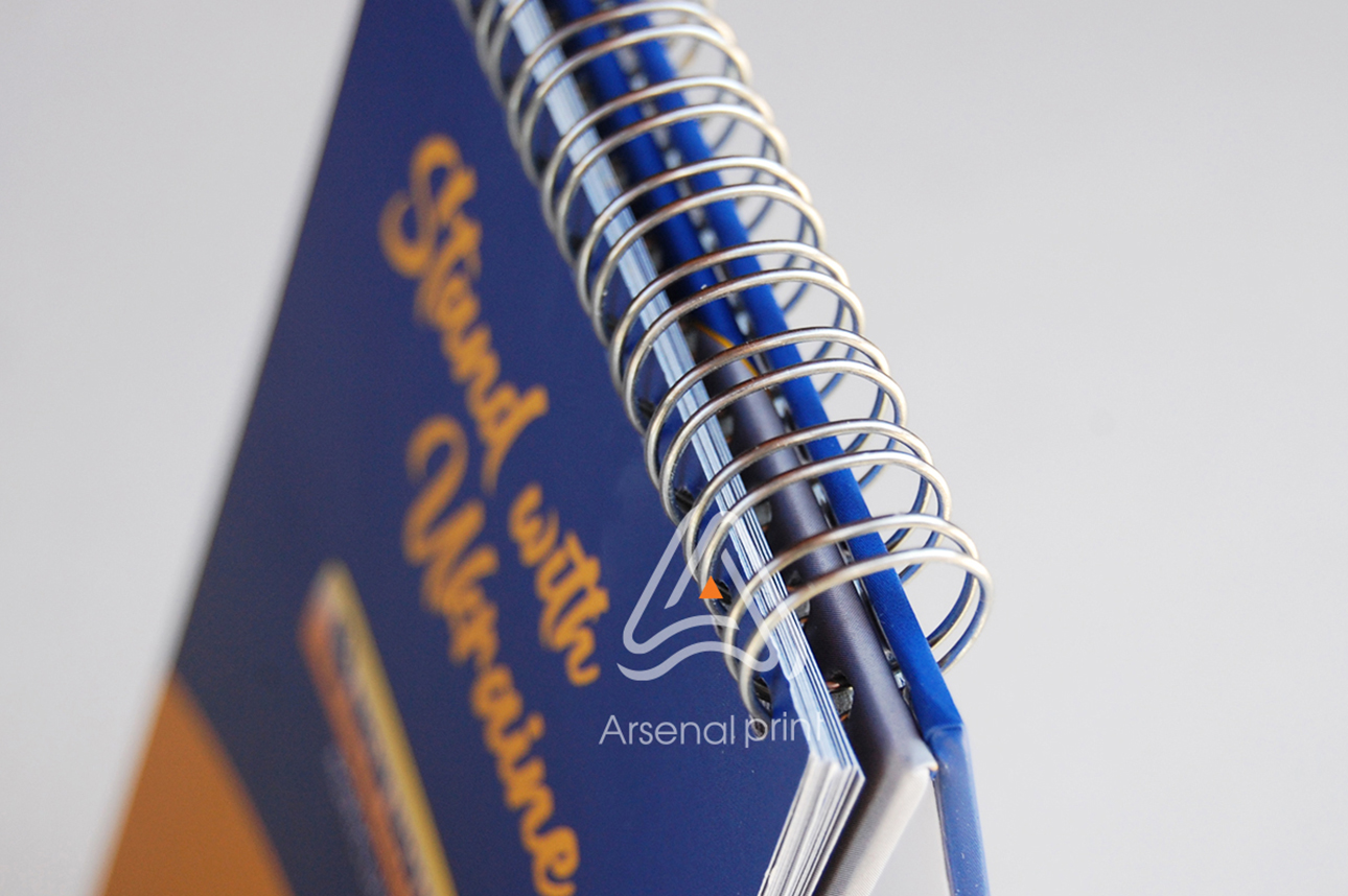 Скріплення календарів на пружину