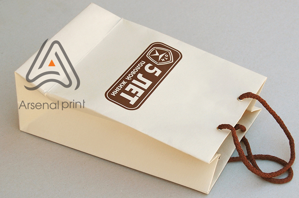 Друк картонних пакетів з логотипом