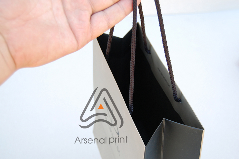 Пакет з ручками всередині (приховані ручки)