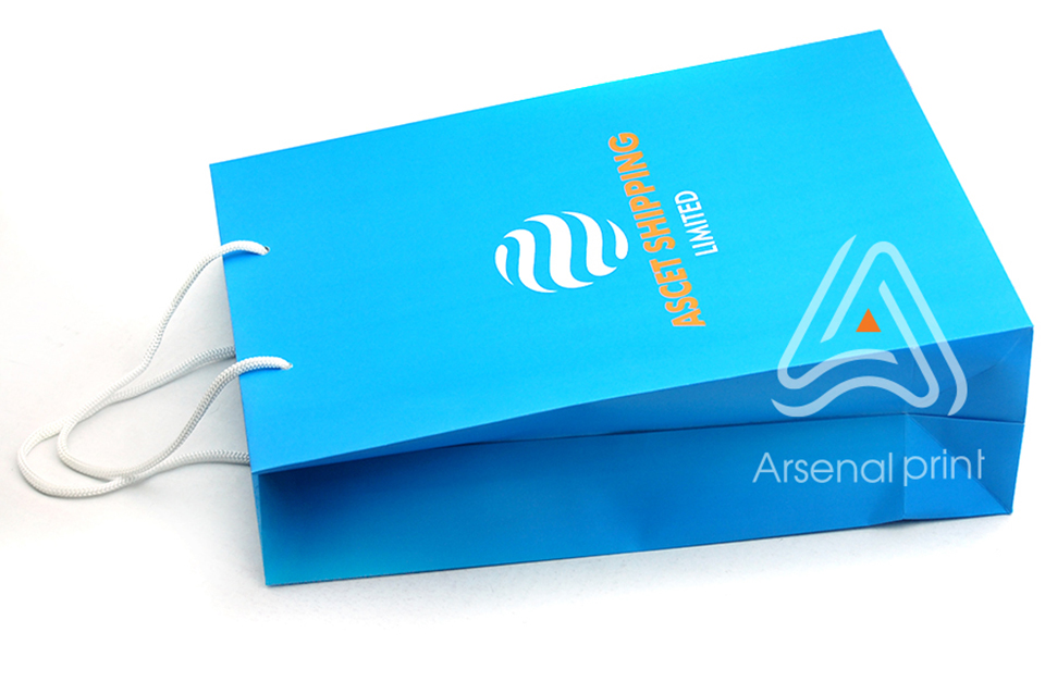 Вибірковий УФ лак на паперовому пакеті