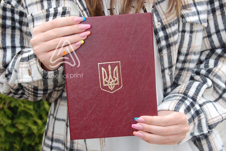 Купити обкладинка для вручення з гербом- Червона