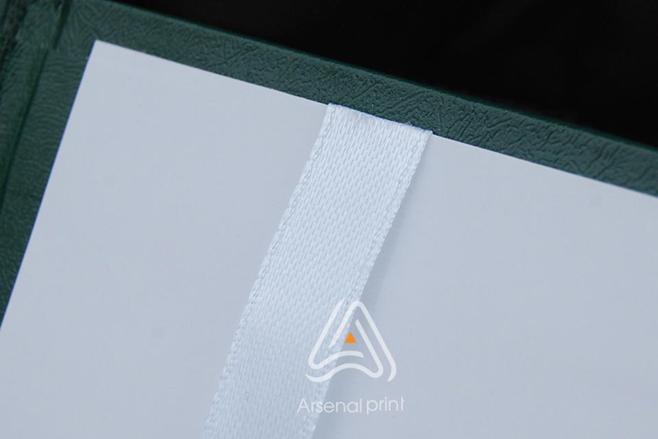 Зелена обкладинка під власне тиснення