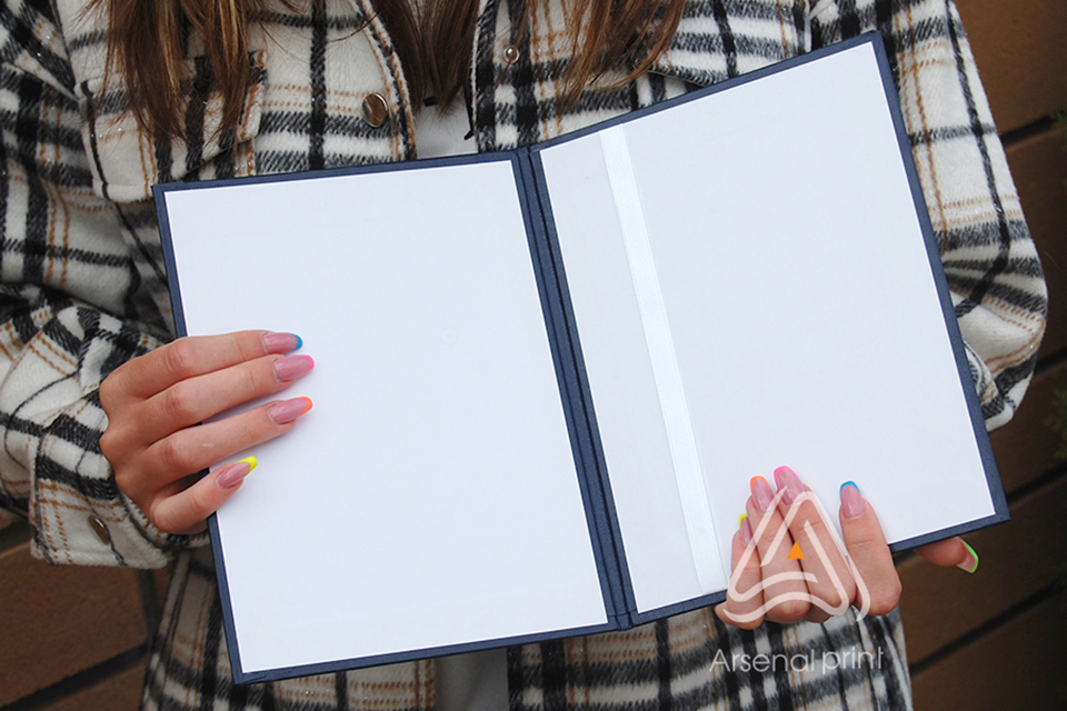 Синя обкладинка під власне тиснення