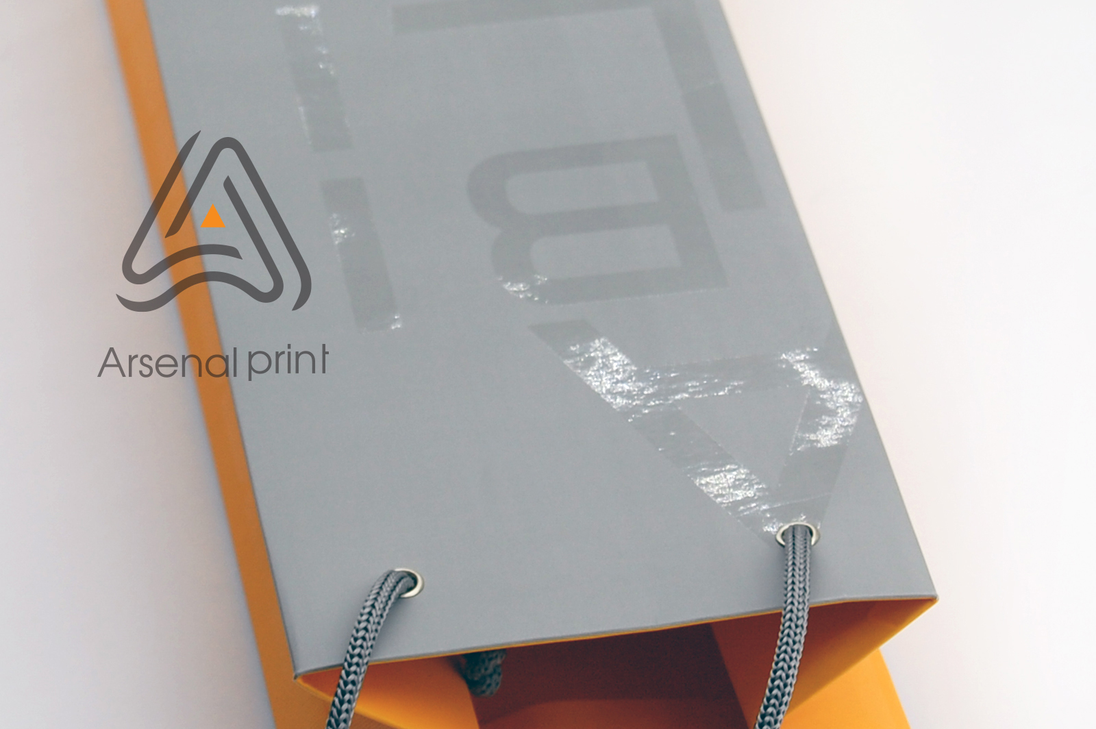 paket-bumagniy-lakirovka