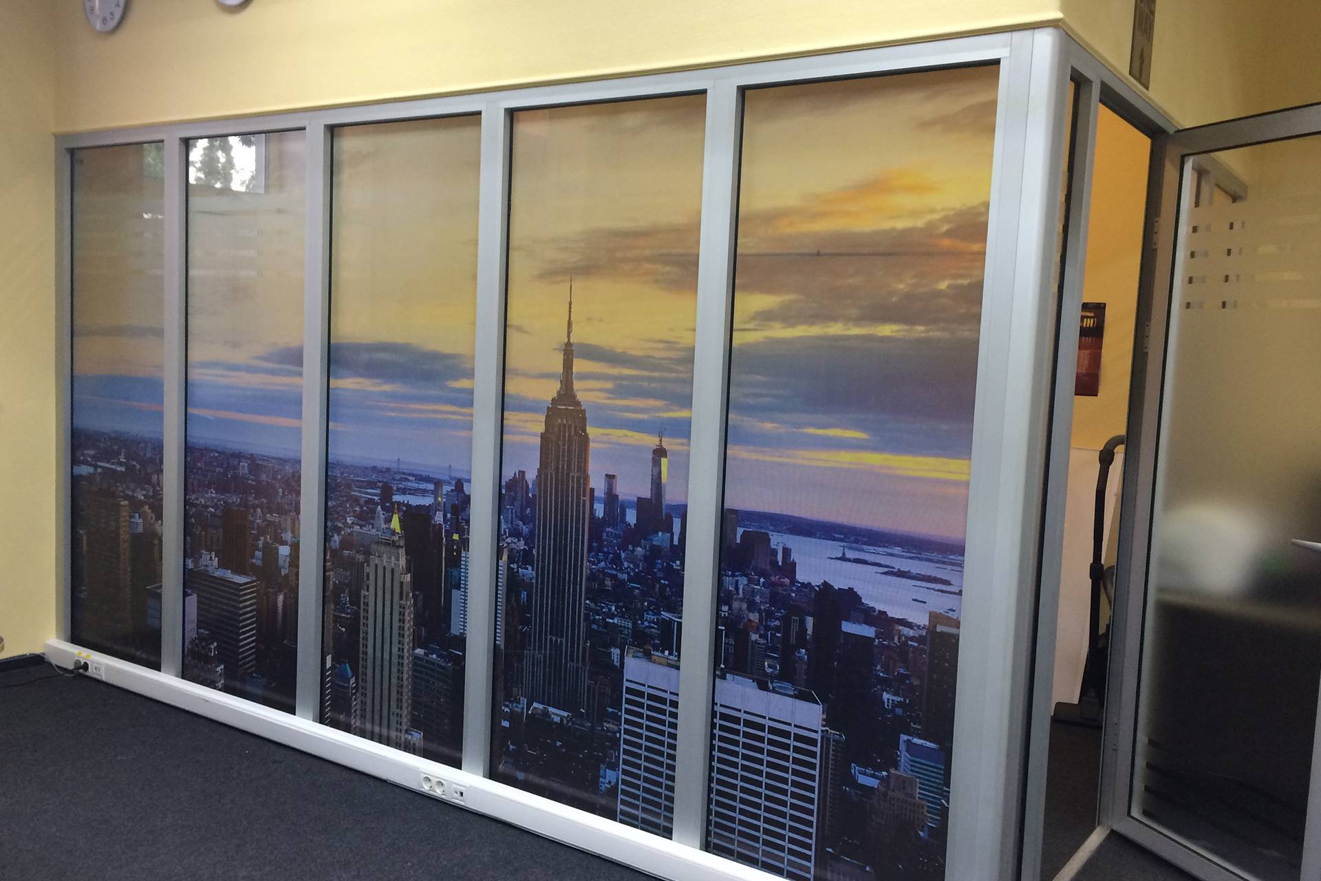 Поклейка офісів