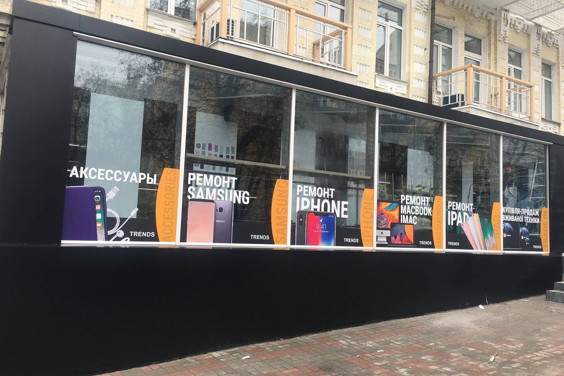 Поклейка вітрин