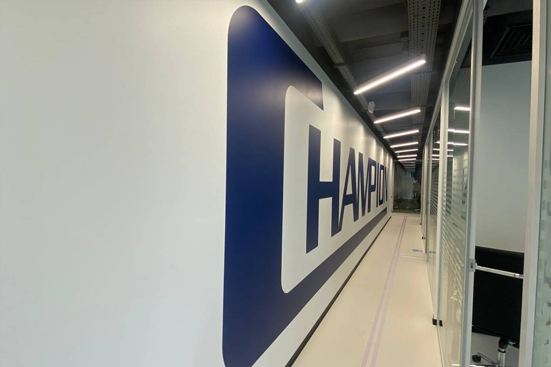 Поклейка офісів