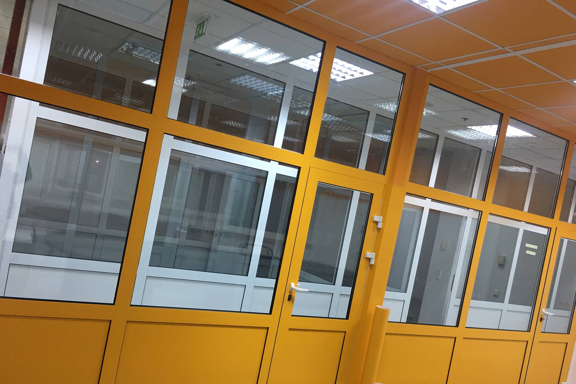 Поклейка офісів